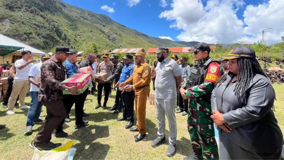 Asisten I Setda Papua Tengah, Alantino Wiay bersama Pimpinan OPD lainnya saat menyerahkan bantuan logistik dan bahan makanan ke Pemkab Puncak. (CEPOSONLINE.COM/THERESIA F. TEKEGE)