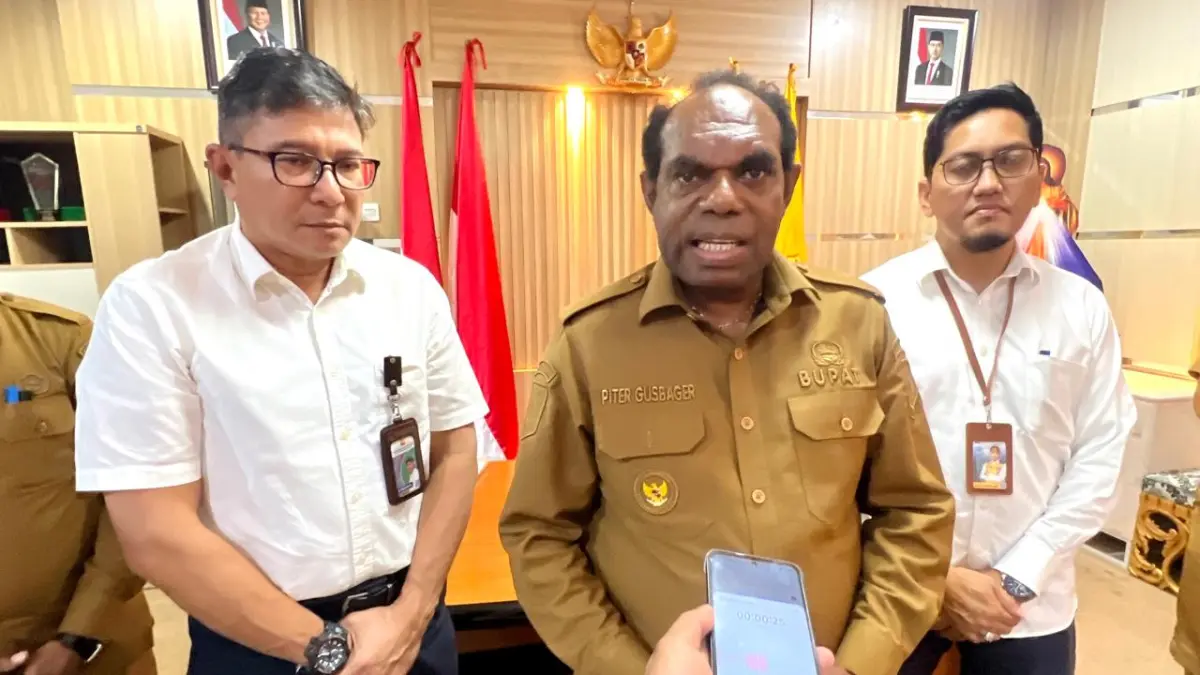 Bupati Keerom, Piter Gusbager usai melakukan rapat teknis bersama BBPJN Papua-Papua Pegunangan dan BWS Papua di Kantor Bupati Keerom, Selasa (21/4/2026) malam. (CEPOSONLINE.COM/ERIANTO)