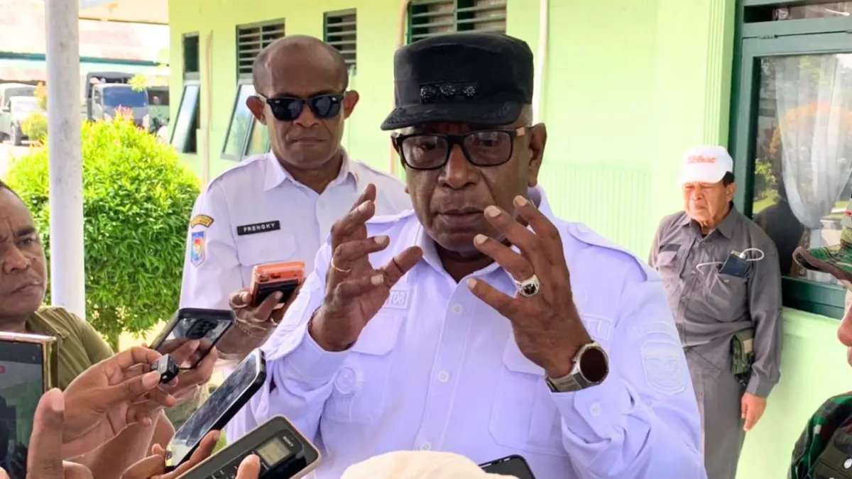 Bupati Mimika Johannes Rettob saat memberikan penjelasan mengenai progres penguatan lembaga adat di Mimika, Rabu, (22/4/2026). (CEPOSONLINE.COM/MOH. WAHYU WELERUBUN)