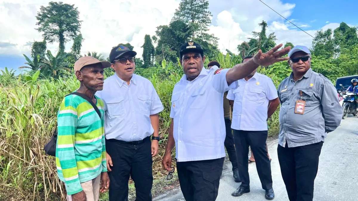 Direktur Jenderal Lahan dan Irigasi Pertanian, Kementerian Pertanian, Hermanto, bersama Bupati Keerom, Piter Gusbager, saat meninjau langsung lokasi di Arso Timur, Rabu (22/4/2026). (CEPOSONLINE.COM/ERIANTO).

