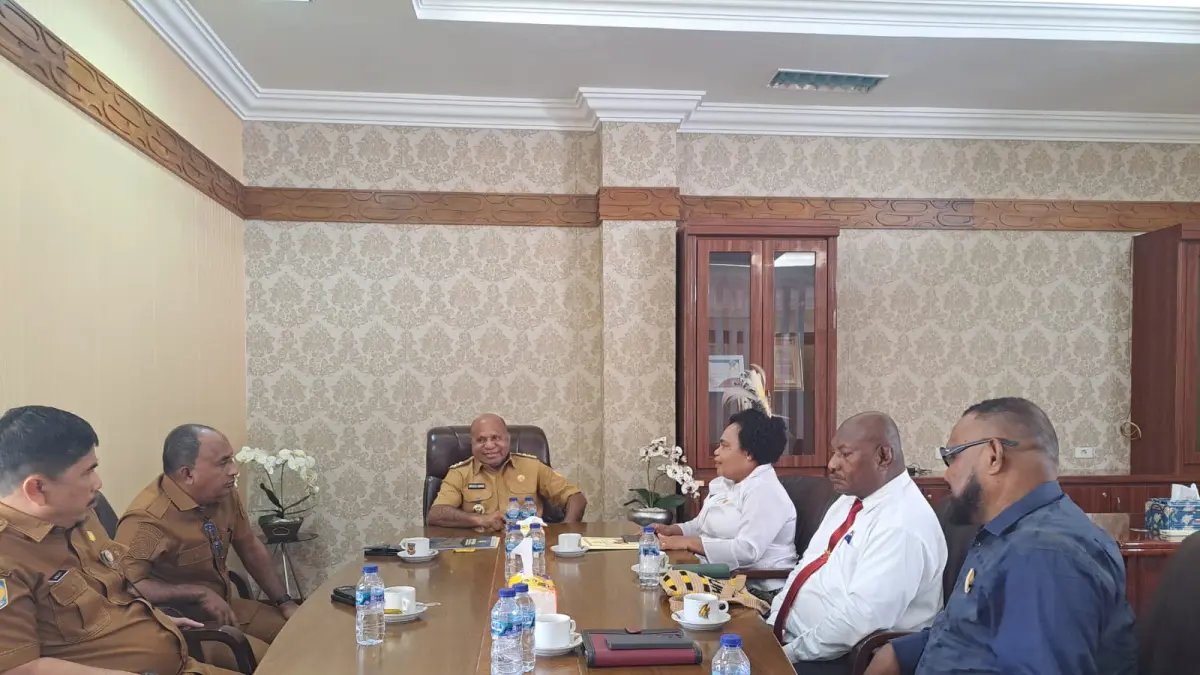 Gubernur Papua, Matius D. Fakhiri saat menggelar pertemuan dengan MRP di Gedung Negara, Selasa (21/4/2026).(CEPOSONLINE.COM/MRP)