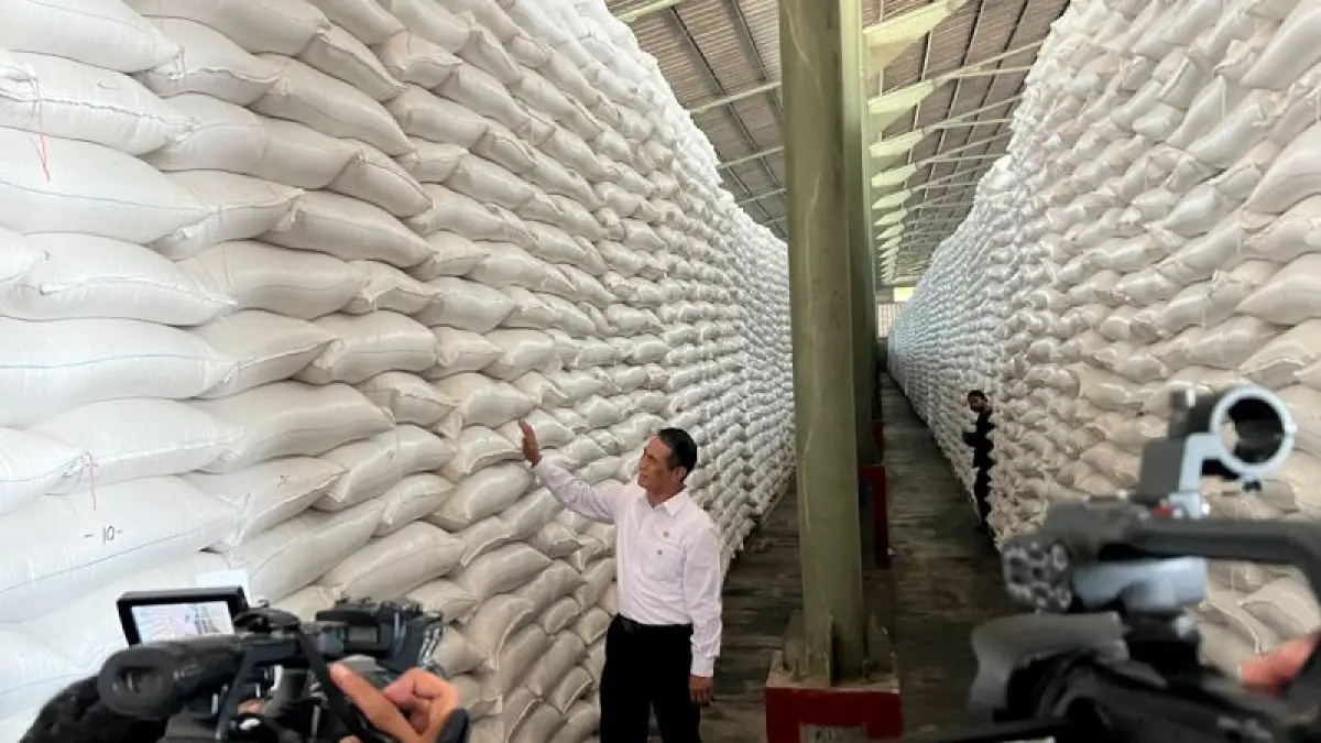 Menteri Pertanian sekaligus Kepala Badan Pangan Nasional Andi Amran Sulaiman didampingi Direktur Utama Perum Bulog Ahmad Rizal Ramdhani dan juga dihadiri sejumlah pengamat pertanian meninjau stok beras di gudang Bulog Karawang, Jawa Barat, Kamis (23/4/2026). ANTARA/Harianto