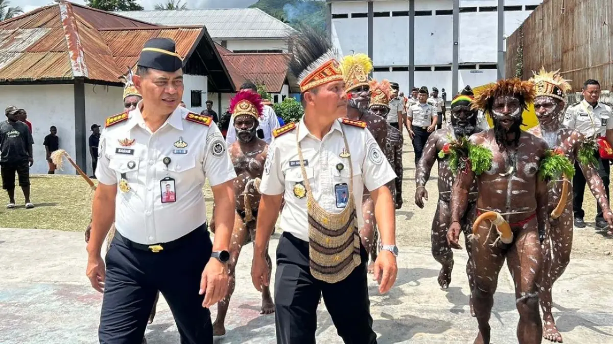 Kalapas Abepura yang lama dan baru saat tiba di Lapas k\Kelas llA Abepura, Kamis (23/4/2026).(Ceposonline.com/Jimi).
