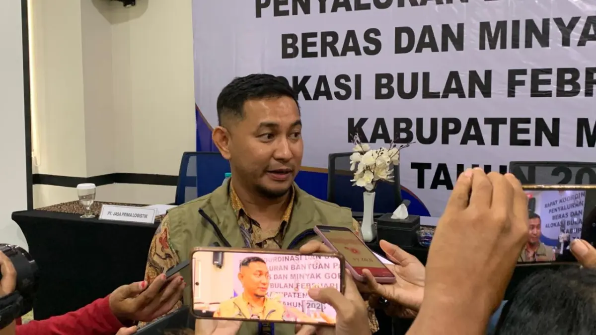 Kepala Perum Bulog KC Timika, Dedy Wahyudi. (CEPOSONLINE.COM/MOH. WAHYU WELERUBUN)