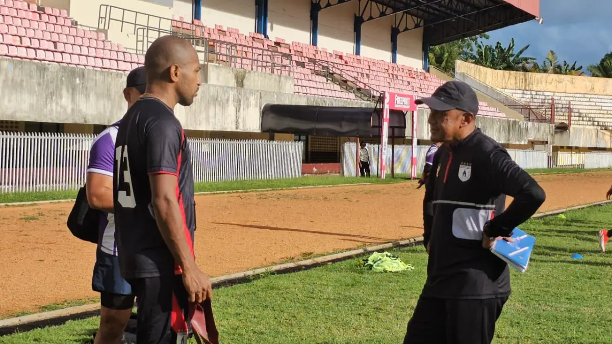 Pemain Persipura, Ian Kabes saat berbincang dengan Pelatih Persipura, Rahmad Darmawan disesi latihan di Stadion Mandala Jayapura belum lama ini. (CEPOSONLINE.COM/HANS PALEN).