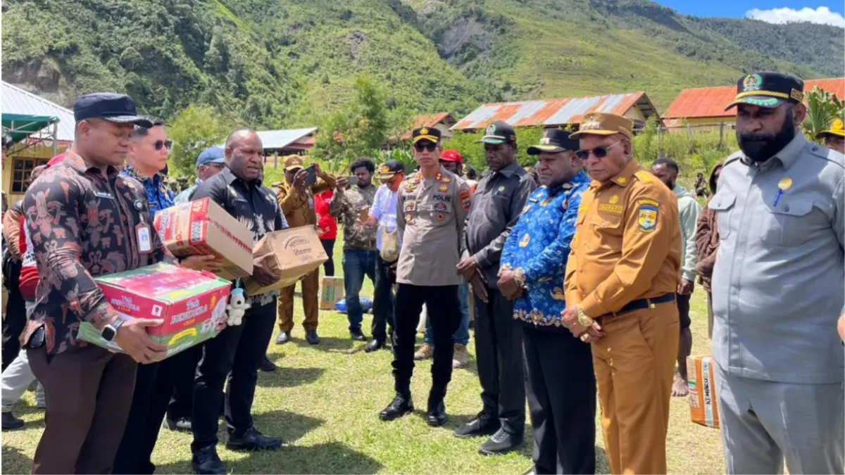 Pemprov Papua Tengah saat menyerahkan bantuan bahan makanan untuk warga Kembru yang sedang mengungsi di Mulia. (CEPOSONLINE.COM/THERESIA F. TEKEGE)