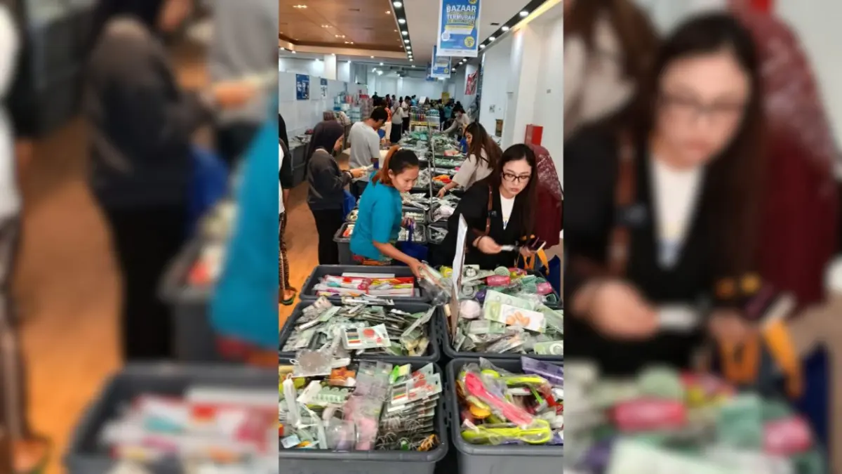 Pengunjung datang berbelanja di IHLS Jayapura tepatnya di Saga Waena Lantai 2, menyediakan kebutuhan rumah tangga termurah se-Indonesia, Kamis (24/4/2026). (CEPOSONLINE.COM/PRIYADI).