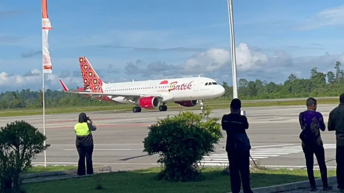 Pesawat Batik Air saat mendarat perdana di Bandar Udara Nabire, Kamis (23/4/2026). (CEPOSONLINE.COM/THERESIA F. TEKEGE).