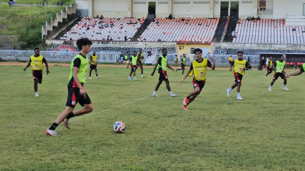 Skuad Mutiara Hitam ketika menjalani latihan di Stadion Mandala Jayapura belum lama ini. (CEPOSONLINE.COM/HANS PALEN).