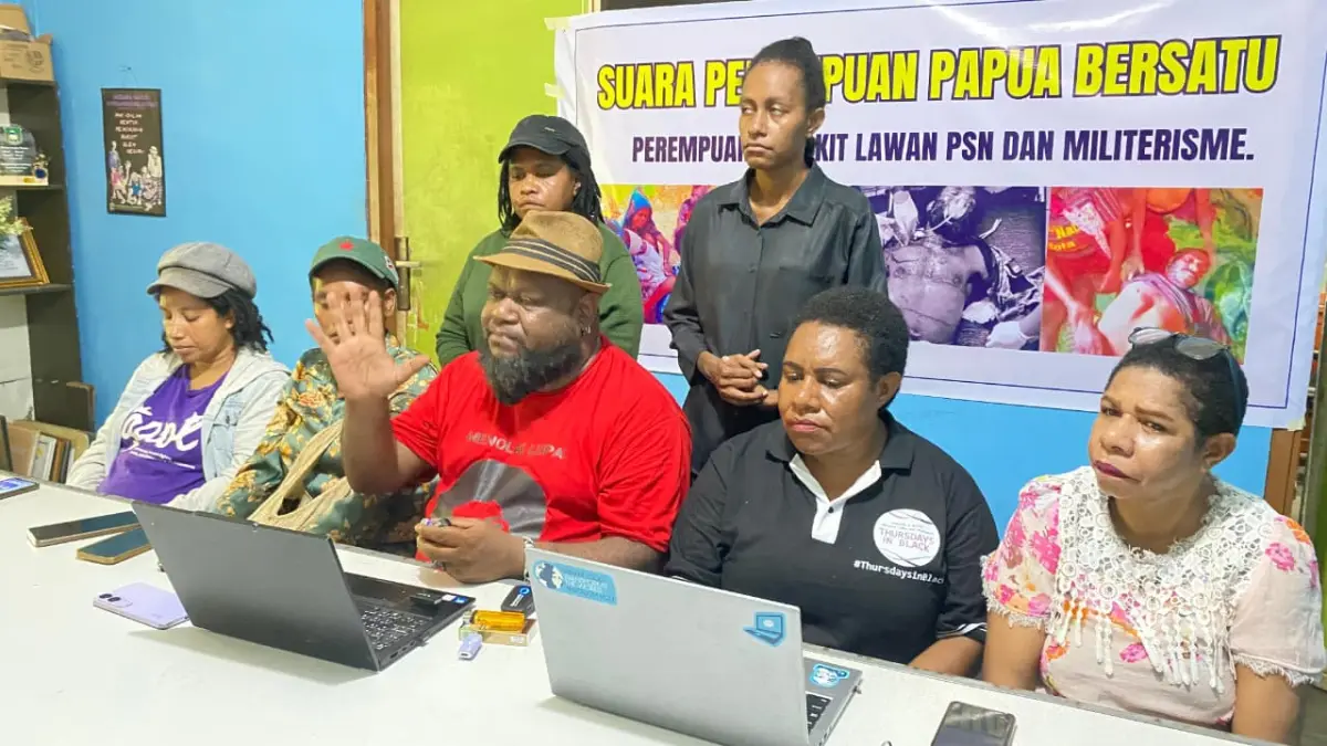 Suara Perempuan Papua Bersatu dan LBH Papua saat mengelar konferensi pers di Kamkey, Abepura, Kamis (23/4/2026).(Ceposonline.com/Jimi)