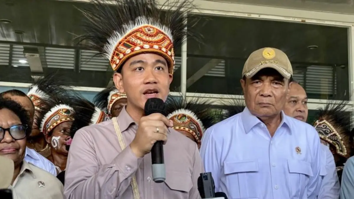 Wakil Presiden Gibran Rakabuming Raka (tengah) menjawab pertanyaan wartawan saat dia ditemui selepas meninjau RSUD Sorong di Papua Barat Daya, Rabu (22/4/2026). ANTARA/Mentari Dwi Gayati.