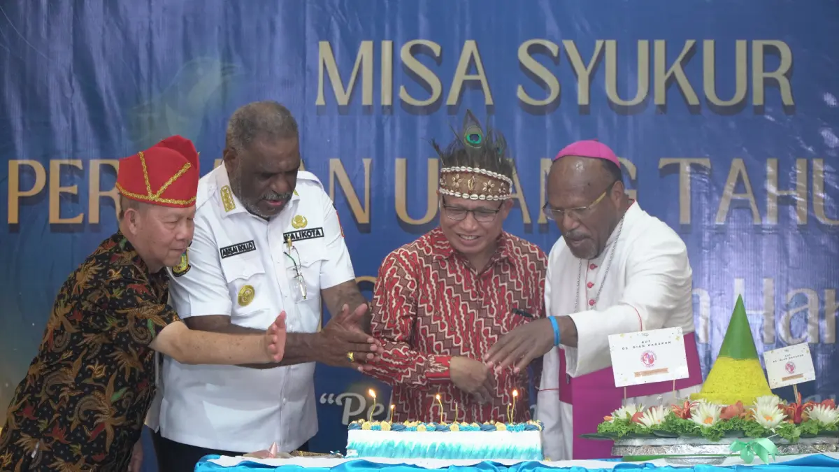 Wali Kota Jayapura, Abisai Rollo bersama Uskup Jayapura, Mgr. Yanuarius Theofilus Matopai You saat meniup lilin pada misa syukur dalam rangka Hari Ulang Tahun (HUT) ke-31 Rumah Sakit Dian Harapan, Rabu (22/4/2026). (CEPOSONLINE.COM/HUMAS PEMKOT).