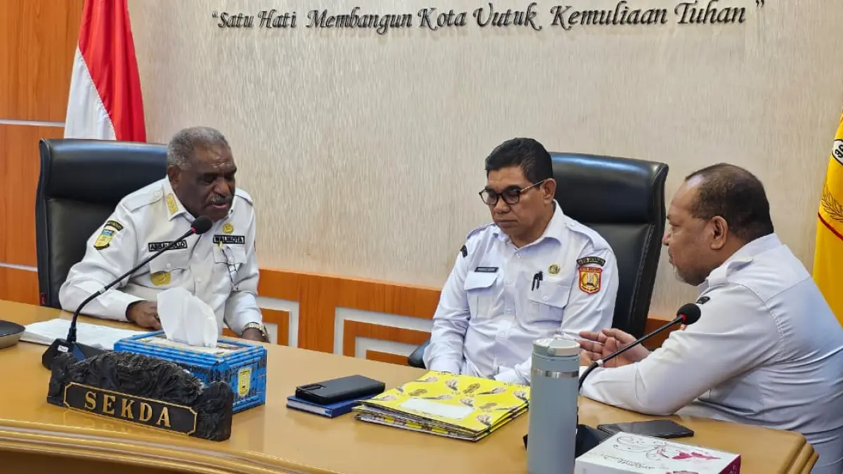 Wali Kota Jayapura, Abisai Rollo saat bersdikusi dengan Kepala BKPP, Richard Suebu dan Plt. Sekda Muclis Karim. (CEPOSONLINE.COM/HANS PALEN).