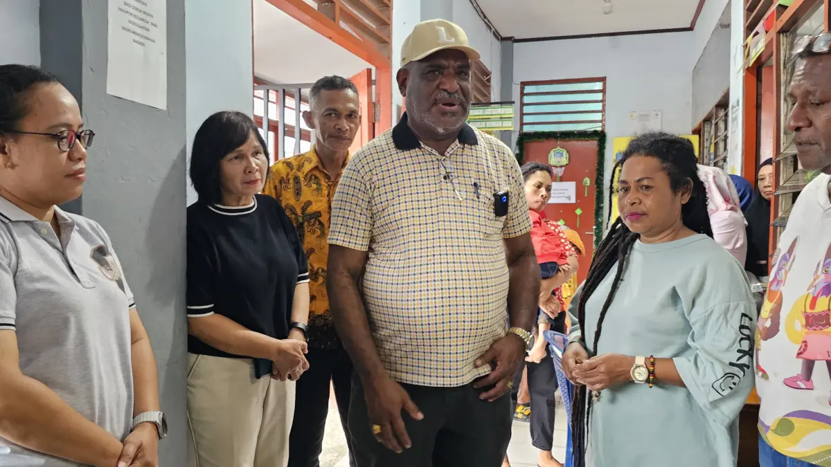 Wali Kota Jayapura, Abisai Rollo saat sidak ke Puskesmas Hamadi baru-baru ini. (CEPOSONLINE.COM/HANS PALEN).

