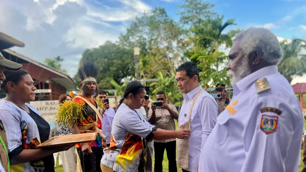 Wamendes Ahmad Riz Patria saat disambut masyarakat Kampung Torai, Distrik Sota, Merauke, Papua Selatan, dalam rangka meresmikan lampu penerangan jalan, Rabu (22/4/2026). (Ceposonline.com/Humas Pemprov)&nbsp;