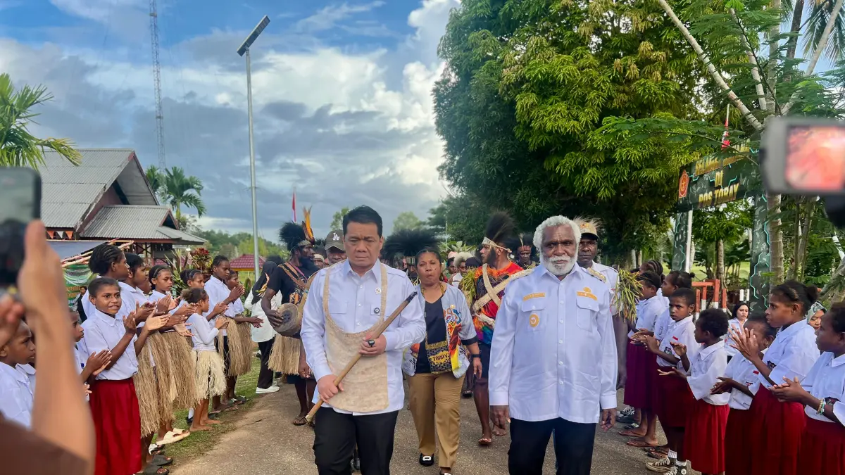 Wamendes PDT Ahmad Riza Patria didampingi Wagub Papua Selatan, Paskalis Imadawa saat tiba di Kampung Torai, Distrik Sota, Kabupaten Merauke, dalam rangka pereamian lampu jalan, Rabu (22/4/2026).(Ceposonline.com/Dokumen)