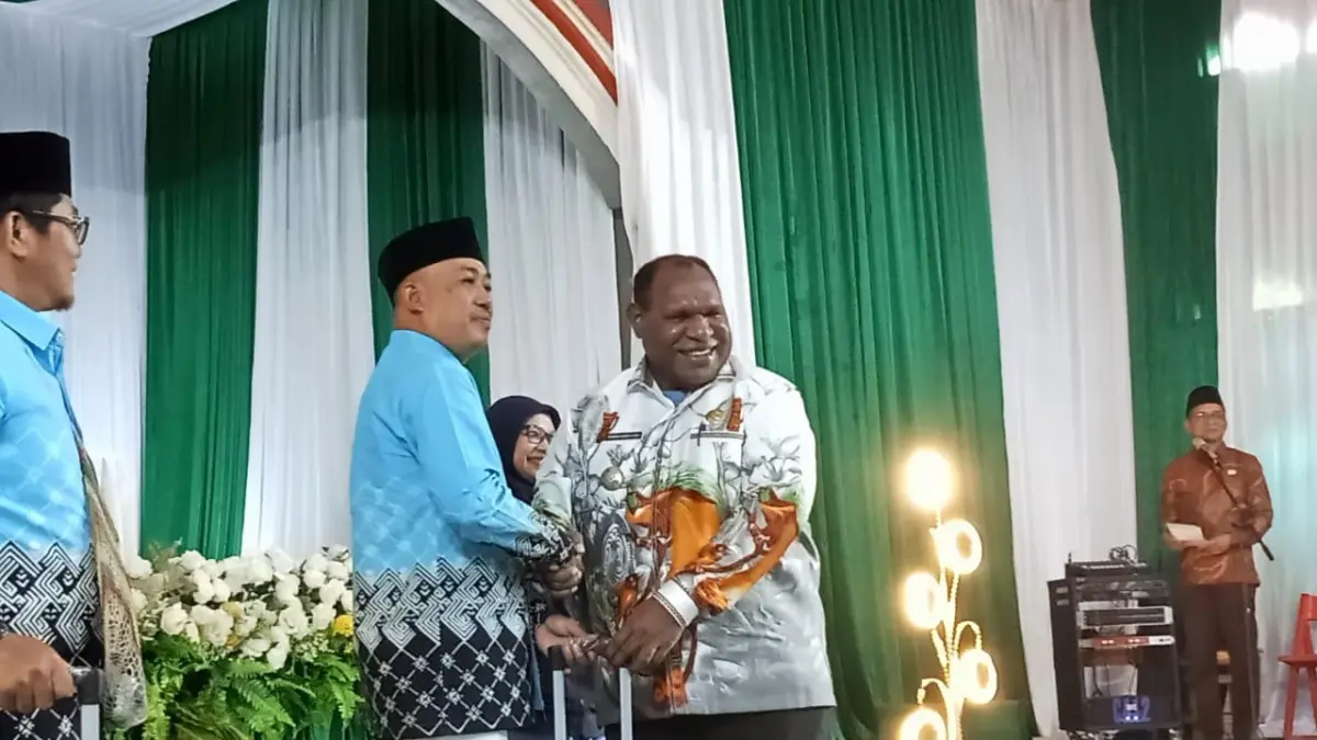 Bupati Jayawijaya Atenius Murib secara simbolis melepas 42 Jamaah Haji&nbsp; asal Kabupaten Jayawijaya di gedung Bazda Jumat (24/4/2026)&nbsp;(CEPOSONLINE.COM/DENI) 