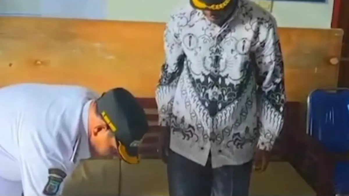 Bupati Yalimo, DR. Nahor Nekwek meninjau beberapa sekolah saat pelaksanaan ujian SMP di Elelim, Rabu (22/4/2026). (CEPOSONLINE.COM/HUMAS) 
