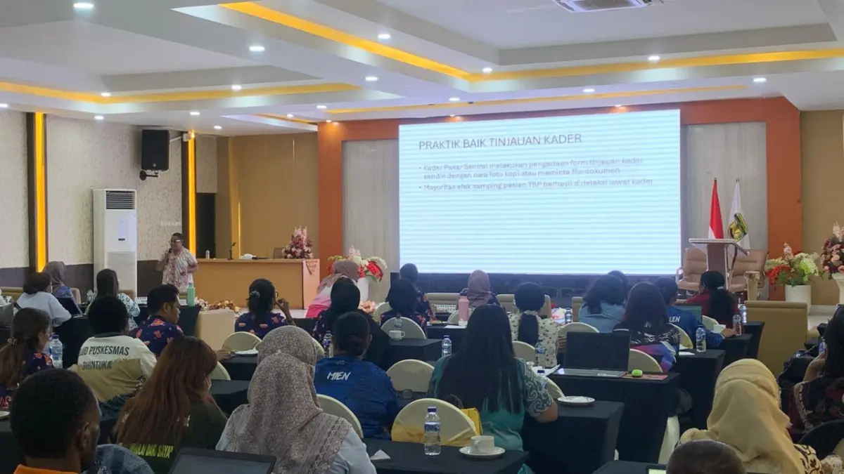 dr. Enny Kenangalem &nbsp;memaparkan materi dalam kegiatan Penguatan Program Malaria dan Pemberian Primakuin Dosis Tinggi sebagai Terapi Radikal Malaria Vivax di Puskesmas Kabupaten Mimika, di Multipurpose Room Grand Tembaga Hotel, Jumat (24/4/2026). (Foto: CEPOSONLINE.COM/MOH. WAHYU WELERUBUN).