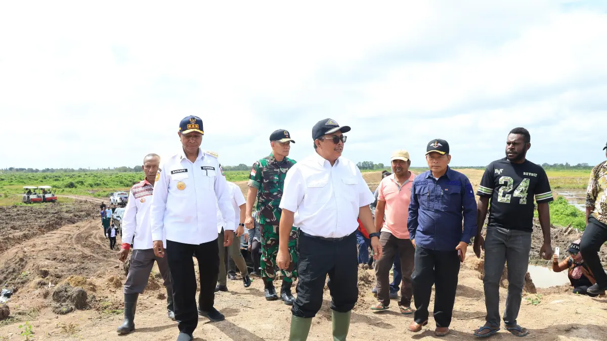 Gubernur Papua Selatan Apolo Safanpo  mendampingi Direktur Jenderal (Ditjen) Lahan dan Irigasi Kementerian Pertanian (Kementan) RI, Hermanto meninjau cetak sawah di Kampung Waninggap Kai, Distrik Semangga, Kabupaten Merauke, Jumat (24/4/2026). 