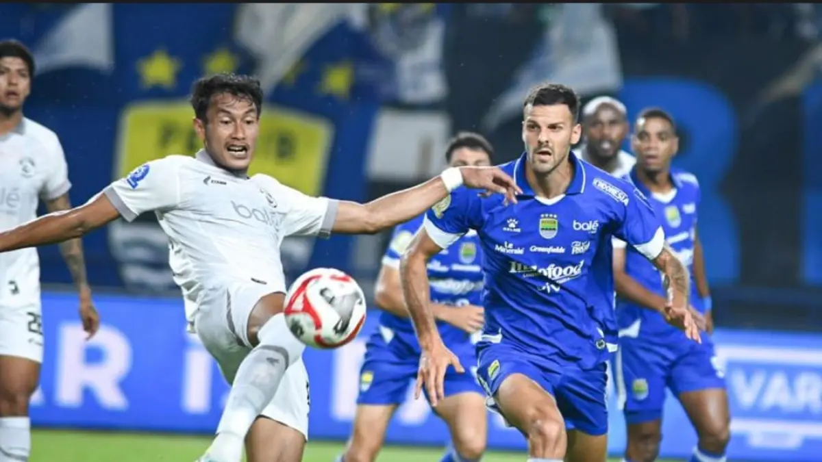 Kedua tim masih bermain imbang 0-0 dalam pertandingan yang berlangsung di Stadion Gelora Bandung Lautan Api, Jumat (24/4/2026). (ISTIMEWA) 