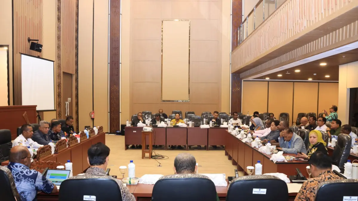 Gubernur Papua Selatan Apolo Safanpo bersama dengan Tim Anggaran Pemerintah Daerah (TPAD) yang dipimpin Sekda Ferdinandus Kainakaimu&nbsp; menggelar rapat koordinasi dengan DPRP Papua Selatan di gedung DPRP Papua Selatan, Salor, Merauke, Kamis (23/4/2026)&nbsp;&nbsp;
(Humas Biro Umum Setda Papua Selatan/Ceposonline.com)&nbsp;&nbsp;