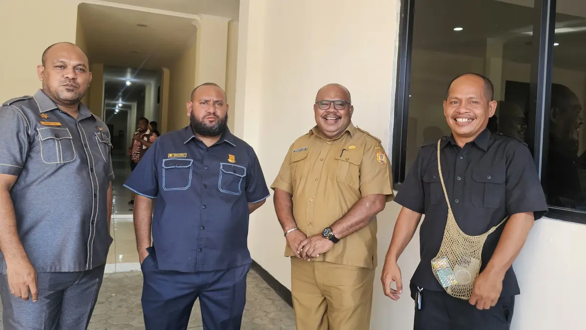 Anggota DPRK Kota Jayapura, Barto Taniauw bersama Kepala Bappeda Kota Jayapura, Robby Awi dan Kadis Dispora, Bobby Awi saat berbincang santai. (CEPOSONLINE.COM/HANS PALEN)