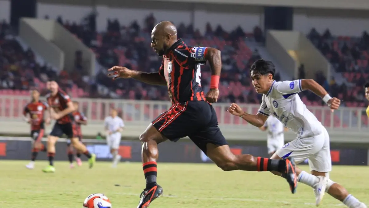 Boaz Solossa saat menggiring bola pada laga melawan Persipal di Stadion Lukas Enembe. (CEPOSONLINE.COM/ERIK)