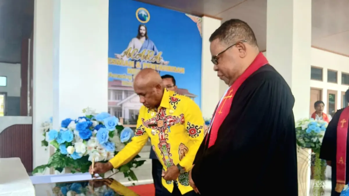 Bupati Biak Numfor Markus O. Mansnembra, SH.,MM&nbsp; bersama Ketua BP AM Sinode GKI di Tanah Papua Pdt. Andrikus Mofu, M.Th saat menandatangani batu prasasti peresmian Mess GKI/Amazing Grace Hotel Biak, Jumat (24/04/2026).&nbsp;(CEPOSONLINE.COM/FIKTOR) 