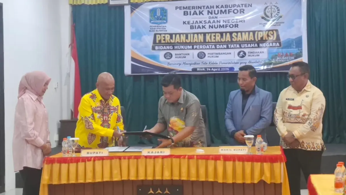 Bupati Biak Numfor Markus O. Mansnembra, SH.,MM dan Kajari Biak, Hendra Wijaya, S.H., MH., saat menandatangi MoU bantuan hukum dibidang Hukum Perdata dan Tata Usaha Negara, di Kantor Kejari Biak, Jumat (24/04).