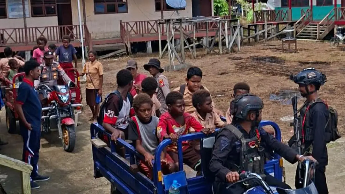 Dua unit motor roda tiga yang dikendarai oleh dua orang polisi hendak mengantar pulang siswa-siswi usai selesai mengikuti aktivitas belajar mengajar di sekolah, Sabtu (25/4/2026), (Ceposonline.com/ Istimewa).
