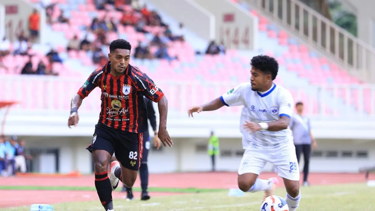 Aksi Kelly Sroyer ketika melawan Persipal Palu di Stadion Lukas Enembe. (CEPOSONLINE.COM/ERIK) 