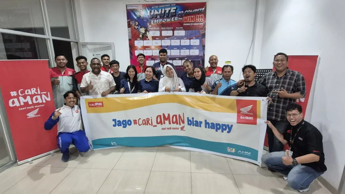 Foto bersama usai kegiatan edukasi safety riding yang digelar Astra Motor Papua di Daihatsu Sales Office Polimak, Selasa (21/4/2026).(Ceposonline.com/Dokumen).