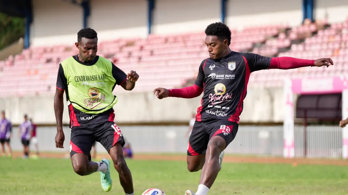 Pemain Persipura saat menjalani latihan di Stadion Mandala Jayapura. (CEPOSONLINE.COM/DOK)