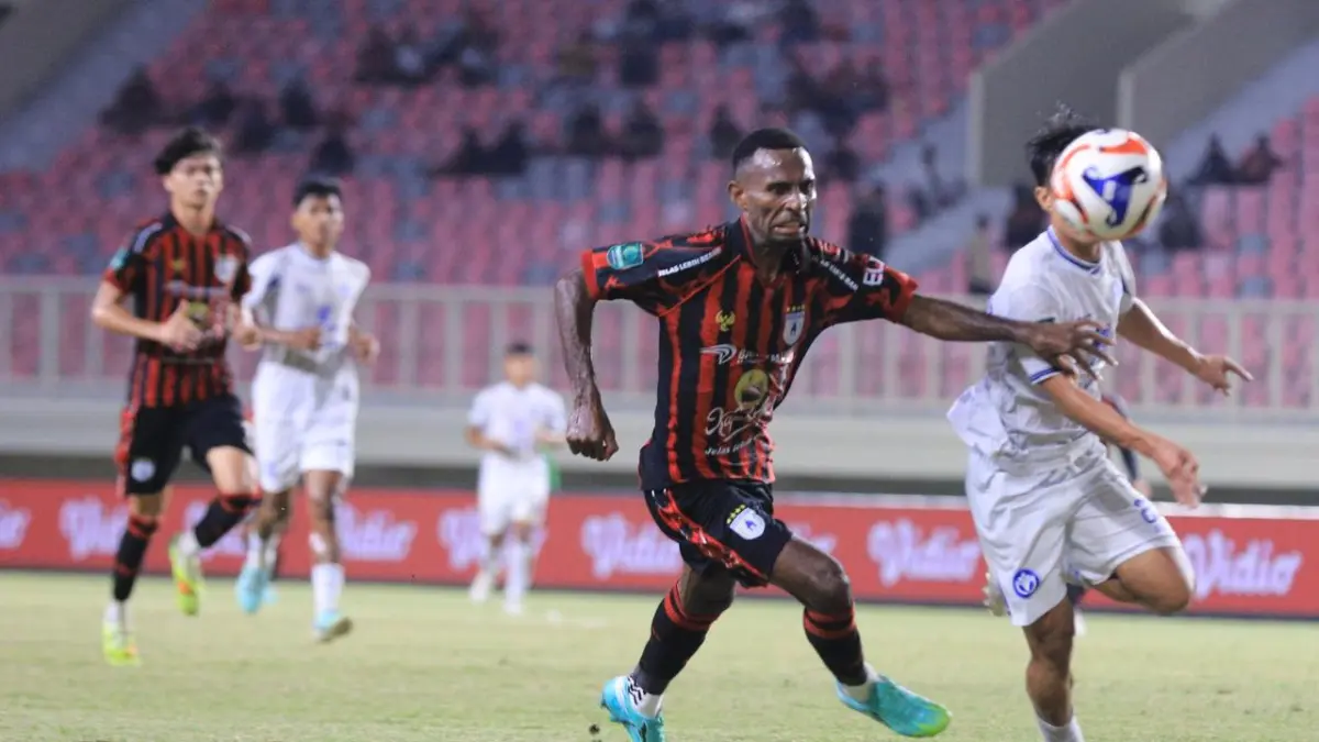 Persipura ketika menjamu Persipal palu di Stadion Lukas Enembe. (CEPOSONLINE.COM/ERIK) 