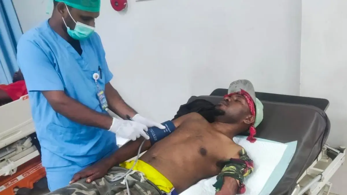Seorang korban yang mendapat perawatan medis di RSUD Mimika. (Foto: Istimewa).&nbsp;