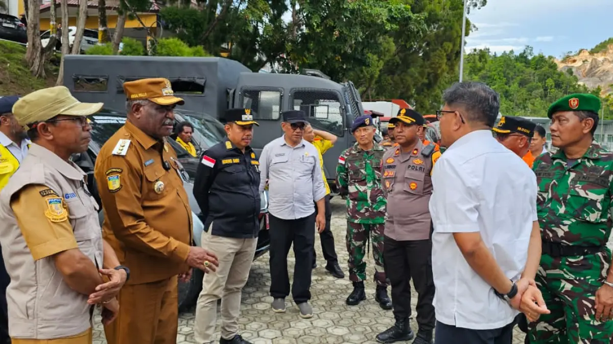 Wali Kota Jayapura, Abisai Rollo saat berbincang dengan aparat keamanan saat apel siaga bencana di Kantor Wali Kota Jayapura belum &nbsp;lama ini.(CEPOSONLINE.COM/HANS PALEN)