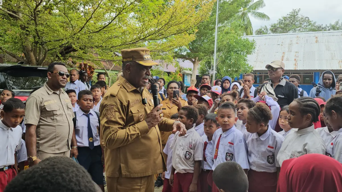 Wali Kota Jayapura, Abisai Rollo saat mengunjunggi sekolah Kampung di Koya Koso belum lama ini. (CEPOSONLINE.COM/HANS PALEN).