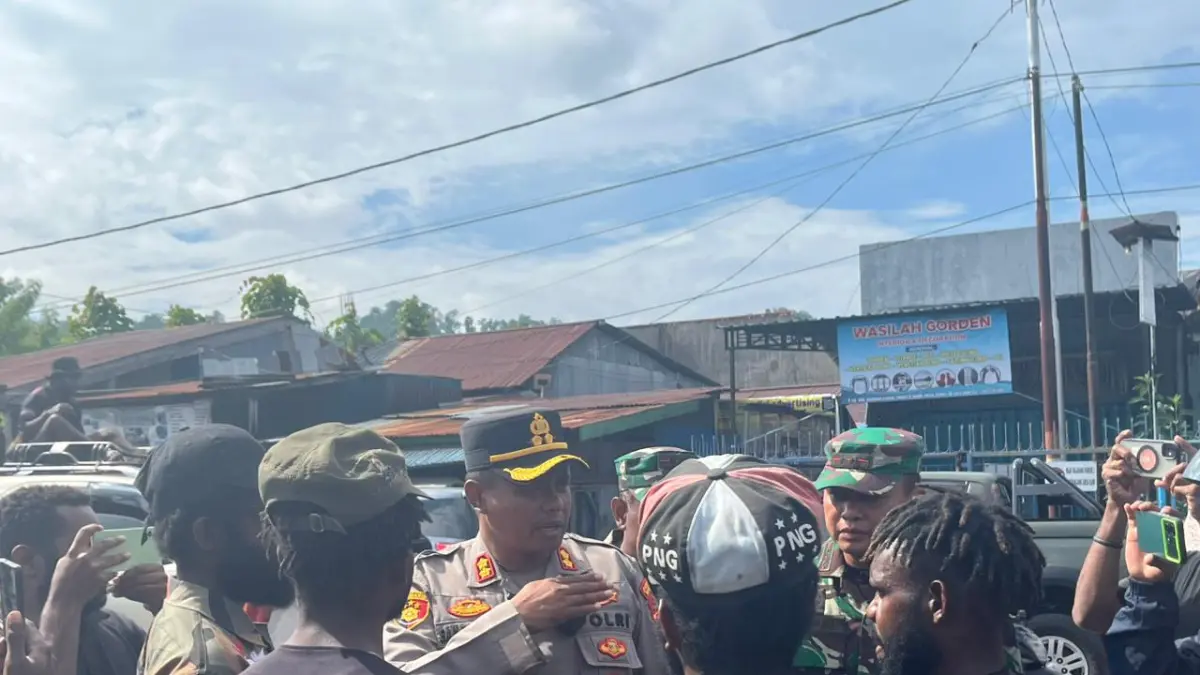 Kapolres Nabire, AKBP Samuel Tatiratu didampingi Dandim Kodim 1705 dan Danlanal saat berdialog dengan beberapa &nbsp;warga yang hendak melakukan aksi di Nabire, Senin (27/4/2026).
(CEPOSONLINE.COM/THERESIA F. TEKEGE)&nbsp;