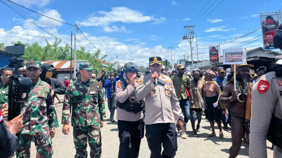 Kapolres Nabire, AKBP Samuel Tatiratu
Saat mengawal massa aksi Long march di Nabire, Senin (27/4/2028). (CEPOSONLINE.COM/THERESIA F. TEKEGE)