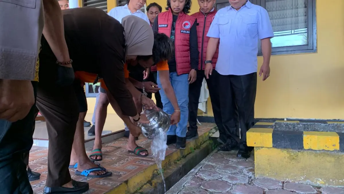 Kedua Tersangka kasus narkotika saat menuangkan barang bukti sabu yang dilarutkan ke dalam air panas &nbsp;di Mapolres Mimika, &nbsp;Papua Tengah, Senin (27/4/2026). ( CEPOSONLINE.COM/MOH. WAHYU WELERUBUN).
