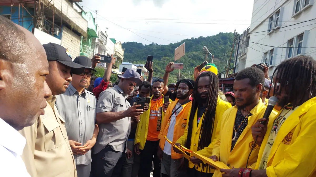 Ketua DPR Papua Denny H. Bonai bersama anggota saat menerima aspirasi masa demontrasi di Lingkaran Abepura, Kota Jayapura, Papua, Senin (27/4/2026) (CEPOSONLINE.COM/KAREL)
