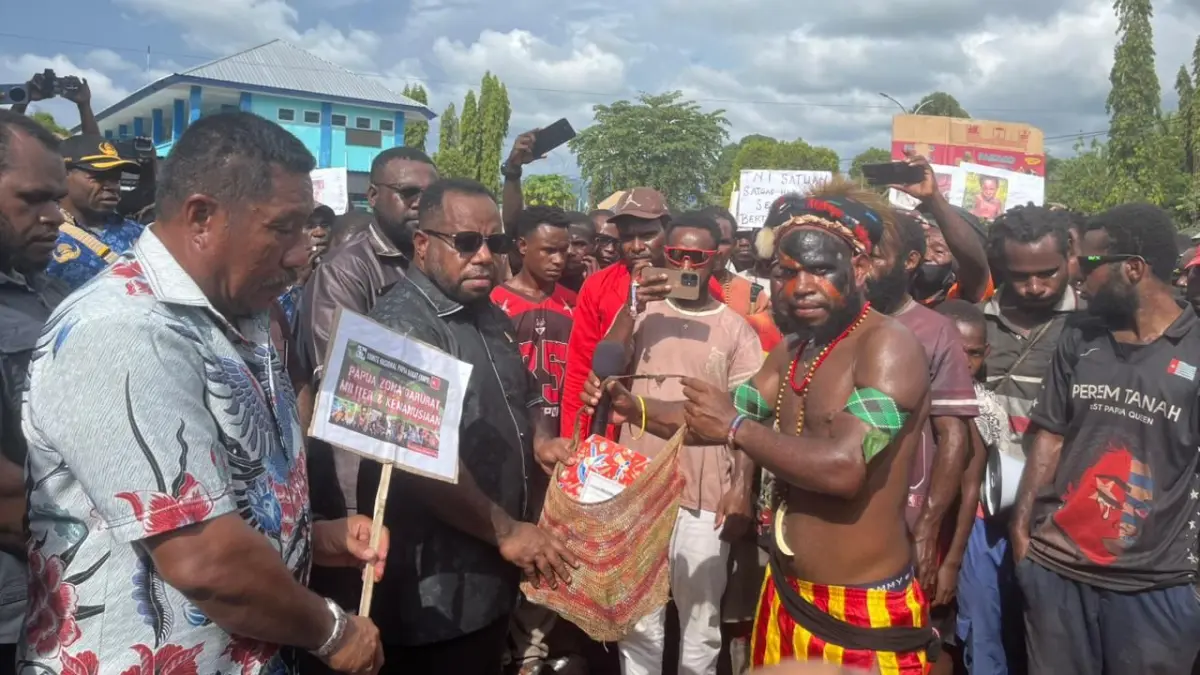 Mahasiswa dan Masyarakat di Nabire saat menyerahkan pernyataan sikap kepada Pimpinan DPR Papua Tengah, Yang diterima lansung oleh Ketua DPR Papua Tengah, Delius Murib. (CEPOSONLINE.COM/THERESIA F. TEKEGE)