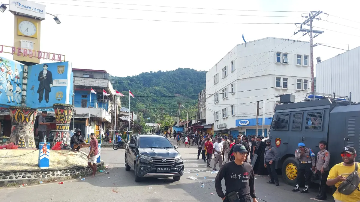 Masa aksi di Lingkaran Abepura, Kota Jayapura, Papua membubarkan diri dengan tertib usai menyampaikan aspirasi kepada DPRP, Senin (27/4/2026).
 (CEPOSONLINE.COM/KAREL)