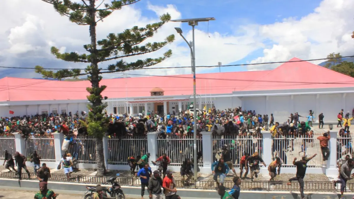 Masa saat berhamburan keluar dari halaman kantor DPRP usai terjadi pelemparan kepada anggota DPRP Papeg yang menerima aspirasi, Senin (27/4/2026).
(Ceposonline.com/Deni Tonjau)