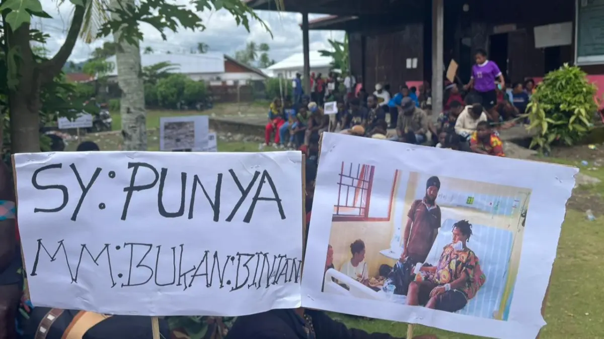 Pamflet “ Saya Pu Mama Bukan Binatang sedang dipegang oleh massa aksi di Asrama Puncak Nabire”. &nbsp;(CEPOSONLINE.COM/THERESIA F. TEKEGE)&nbsp;