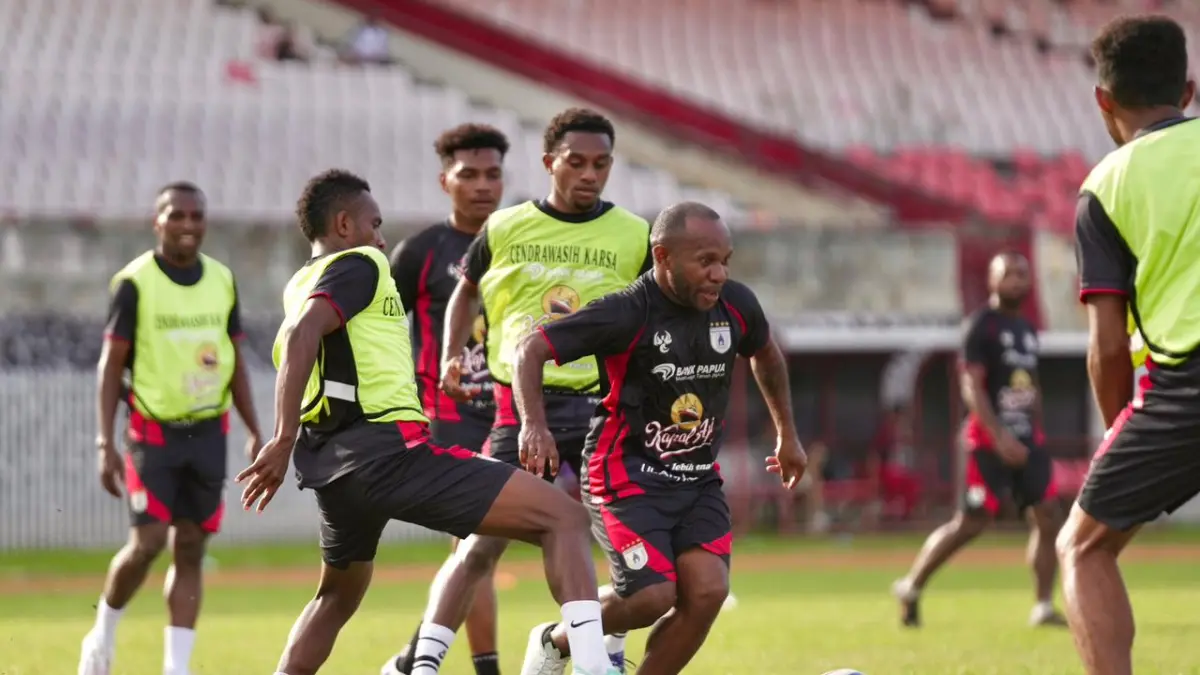 Pemain Persipura saat menjalani latihan di Stadion Mandala Jayapura belum lama ini. (CEPOSONLINE.COM/DOK)