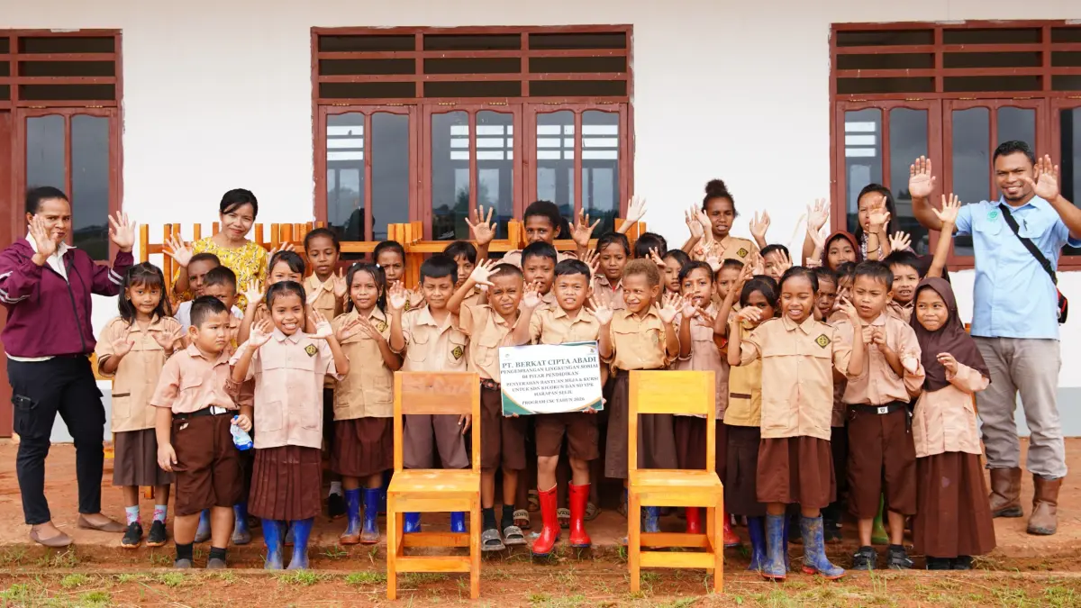 Pembagian 25 set meja dan kursi oleh PT BCA di SDN Kigorun, Kamis (23/4/2026)
(Ceposonline.com/Humas TSE Group)