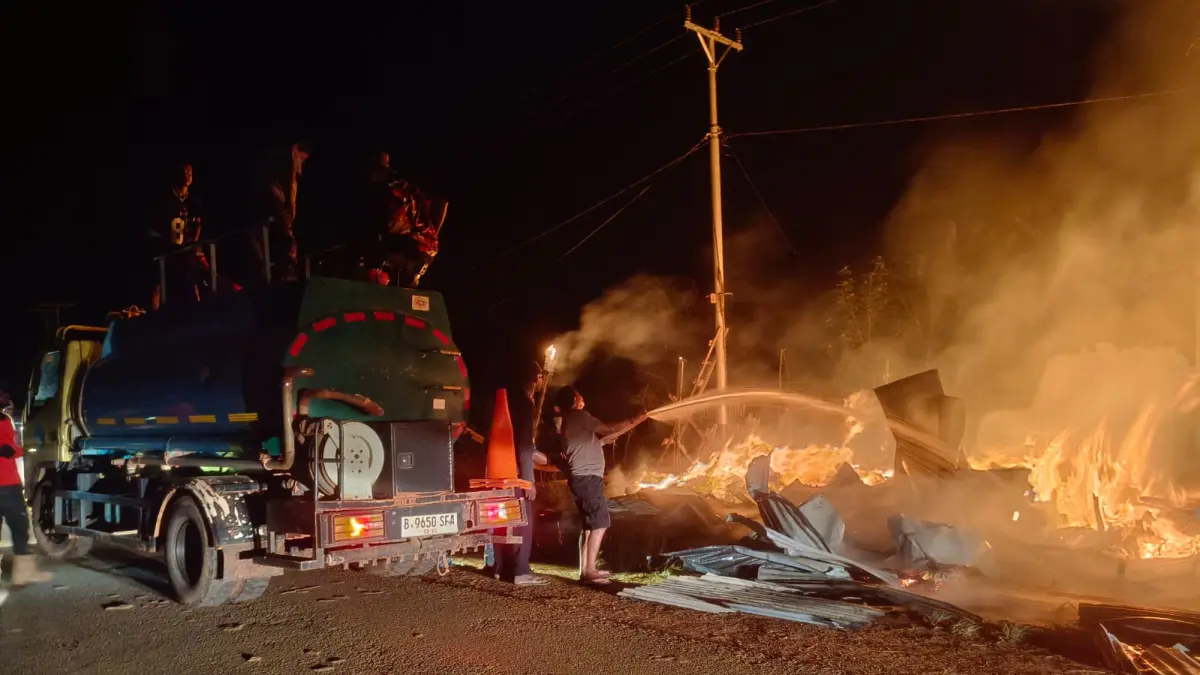 Petugas saat berupaya memadamkan api yang menghanguskan kios &nbsp;di Kampung Ngguti Bob, Distrik Tanah Miring, Merauke, Sabtu (25/4) malam.
(Ceposonline.com/Istimewa)