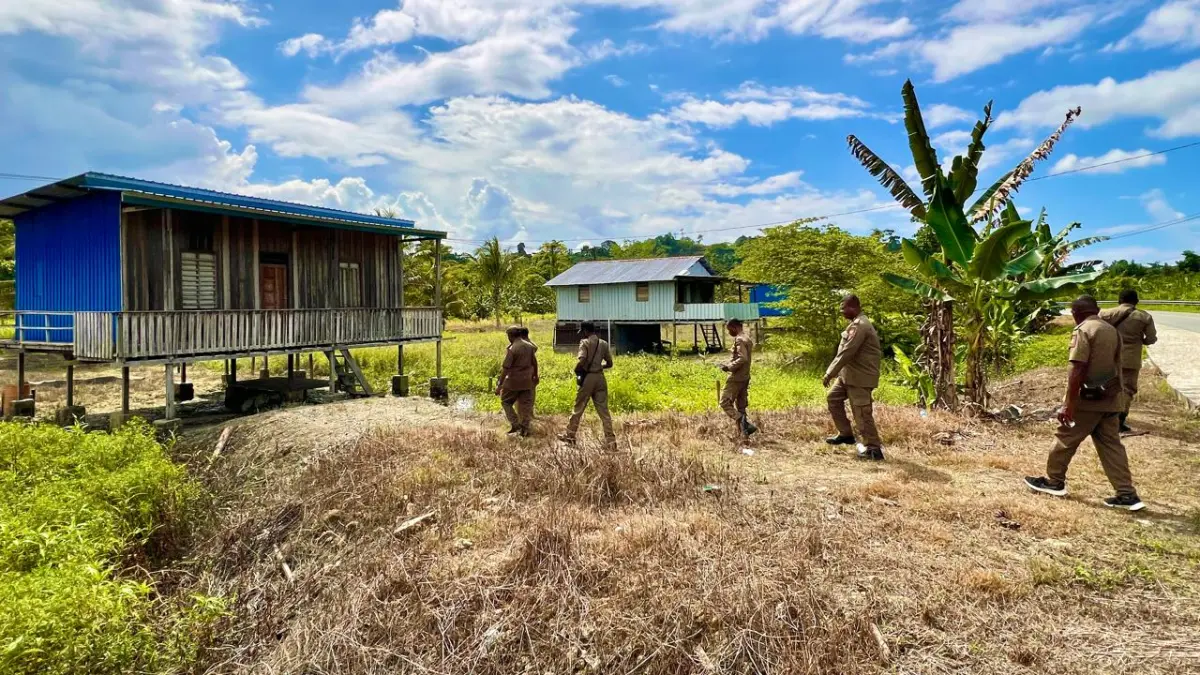Satpol PP Keerom saat meninjau langsung bangunan di kawasan hijau yang ada di Kampung Yowong, Distrik Arso Barat, Senin (27/4/2026). (CEPOSONLINE.COM/ERIANTO)